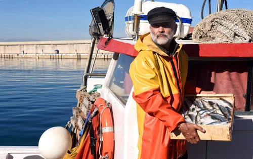 Acuicultor en barco