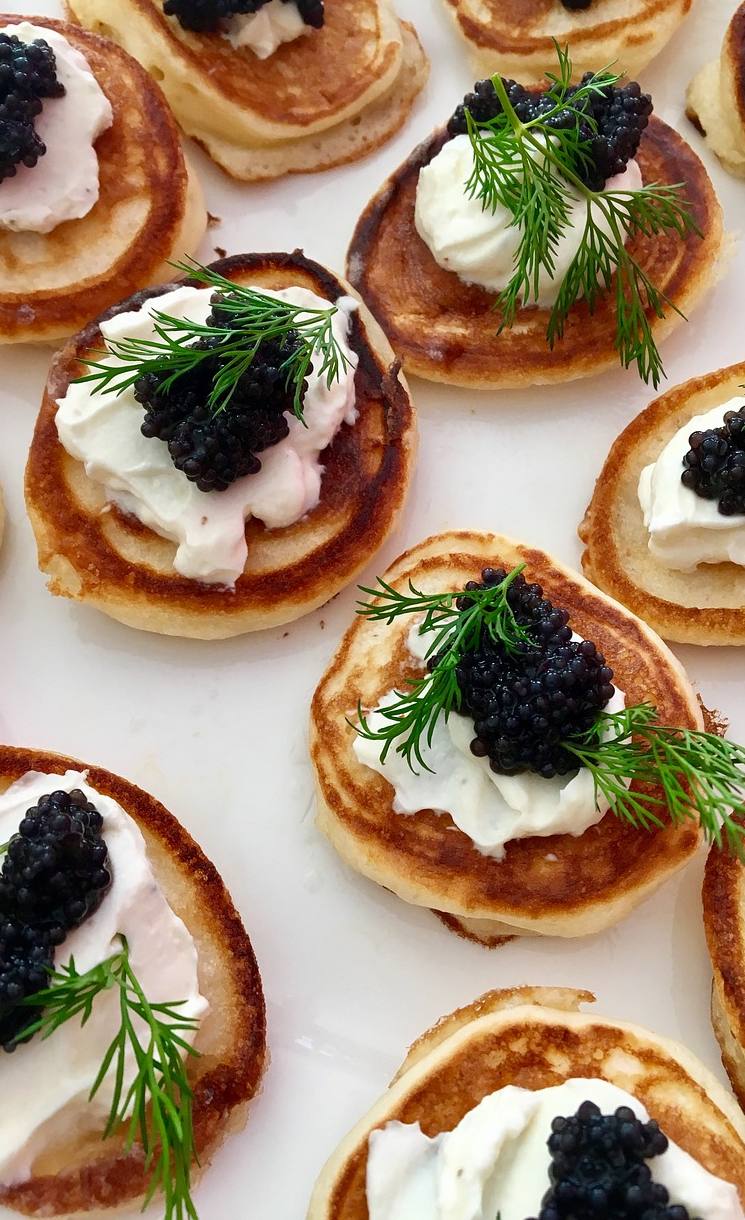 Plato de canapés de caviar