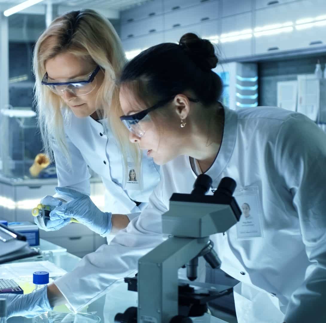 Científicas investigando en el laboratorio