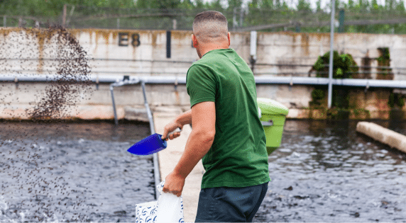 Granjero de acuicultura trabajando