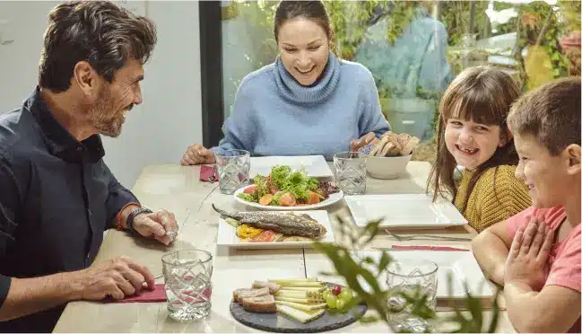 Familia comiendo pescado