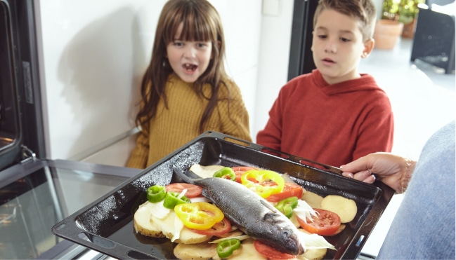 Niños con bandeja de pescado
